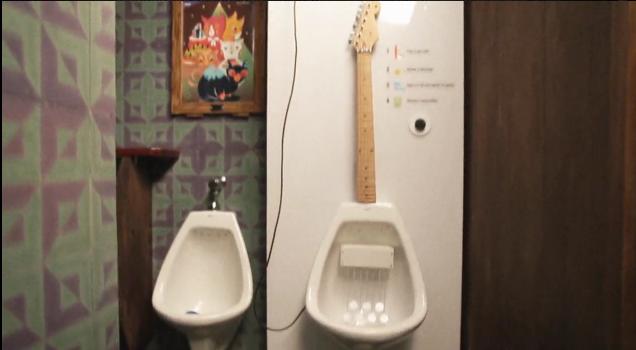Eine Gitarre? Oder ein Urinal? Beides. (Foto: Vimeo)