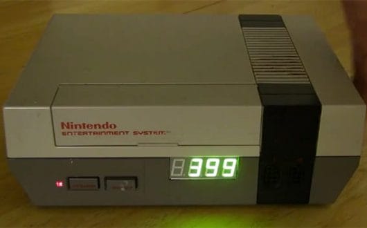 Die optisch etwas angepasste NES-Konsole. (Foto: Youtube)