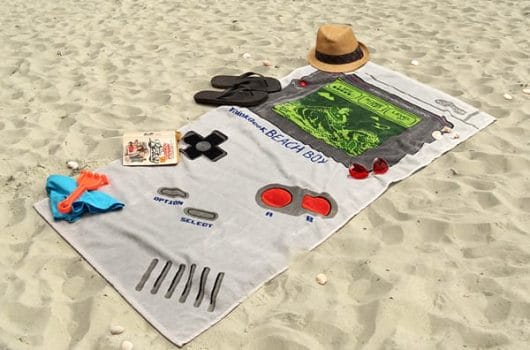 Ein Gameboy als Handtuch für den Strand? Cool! (Foto: ThinkGeek)