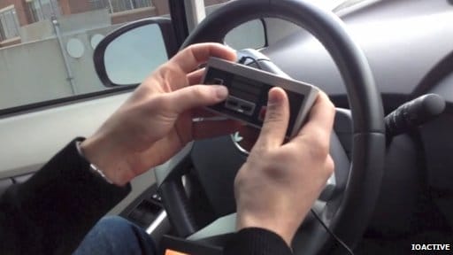 Würdet ihr euer Auto mit einem NES-Controller steuern? (Foto: BBC)