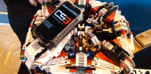 Nein, das ist kein Haufen LEGO-Steine mit einem Smartphone drauf. (Foto: Youtube)