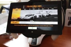 Klappt auch mit großen Tablets über 10 Zoll. Aber bei 10,6 Zoll wie beim Surface 2 ist die Grenze erreicht. (Foto: GamingGadgets.de)