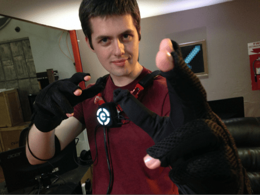 Handschuhe und Körper-Befestigung. Und das soll klappen? (Foto: Kickstarter)