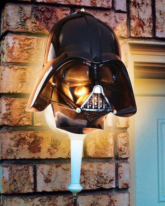 Gruslig! Darth Vader leuchtet euch rein!(Foto: halloweencostumes.com)