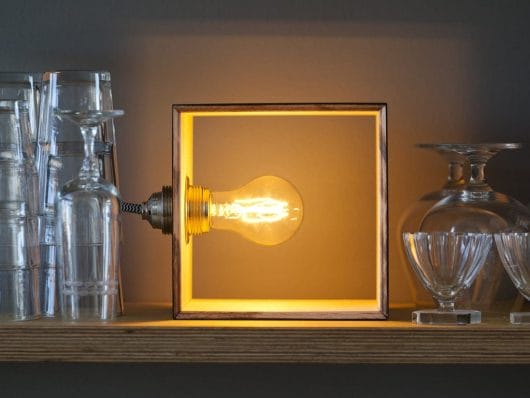 Eine hübsche Deko-Leuchte selbst gebaut - auch für Anfänger geeignet. (Foto: Frida & Finn)