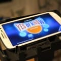 Das Smartphone im extra vorgesehenen Ständer. (Foto: GamingGadgets.de)