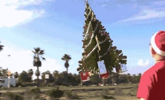 Ein fliegender Baum? (Foto: Youtube)