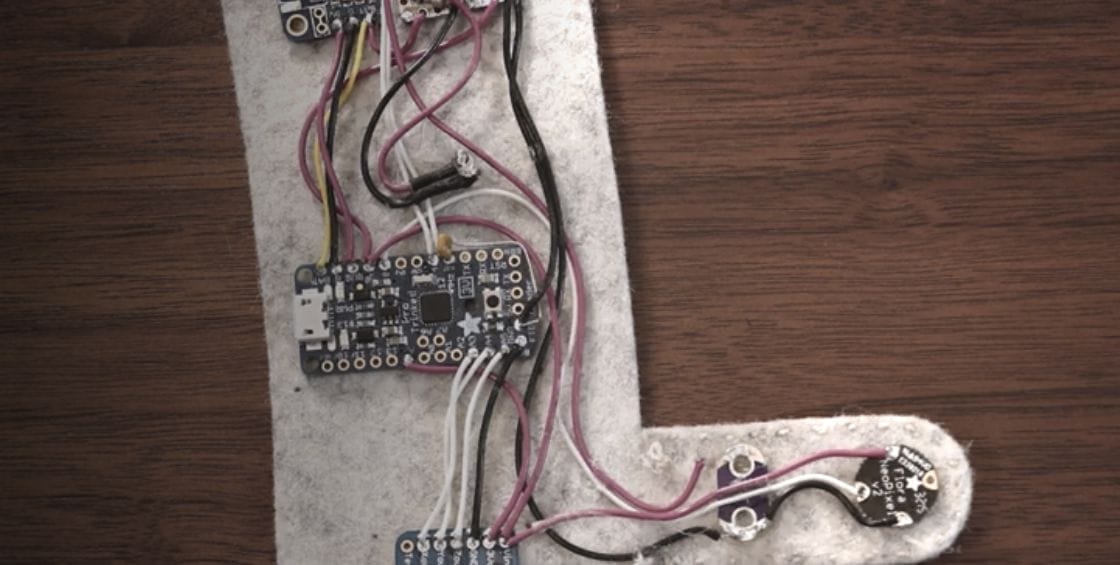 Das Herz ist der Arduino-Controller. (Foto: Netflix)