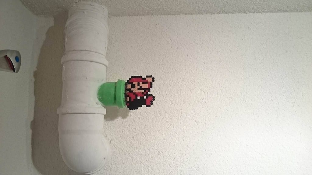 Ja, Mario hängt an einem normalen Rohr. (Foto: Michael Li / Life og Geek)