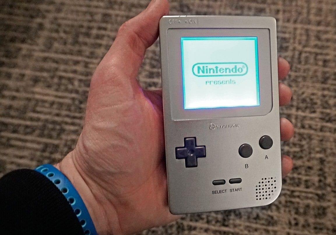 Sieht wie das Original aus - der Ultra Game Boy. (Foto: Gizmodo)