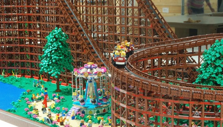 Das ist die größte LEGO-Achterbahn der Welt. (Foto: Chairudo)