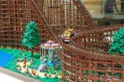 Größte LEGO-Achterbahn der Welt: Rollercoaster aus 90.000 Bausteinen