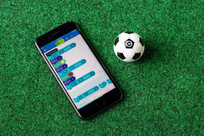 Programmiert den Sphero Mini Soccer auf einfache Art und Weise. (Foto: Sphero / Orbotix)